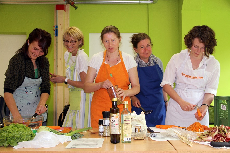 Zwölf Erzieherinnen der JUL-KITA’s aus Weimar sind nun Genussbotschafter der Sarah Wiener Stiftung