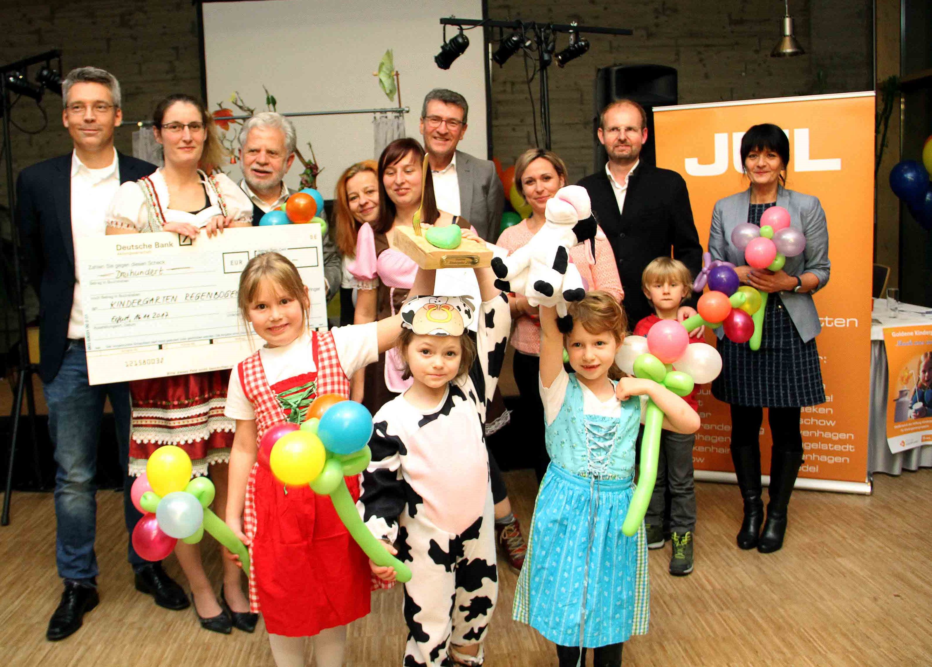 Der Pokal „Goldene Kindergabel 2017“ ging an den Kindergarten „Regenbogen“ in Geraberg