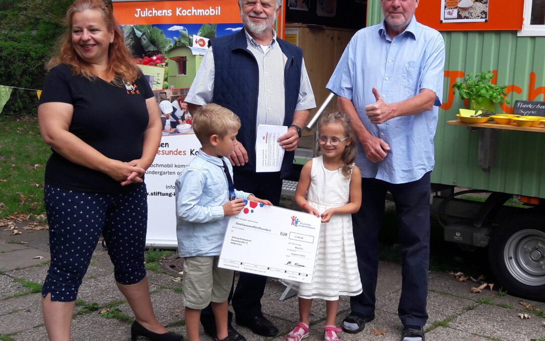 Spendenscheck vom Deutschen Kinderhilfswerk für Julchens Kochmobil digital