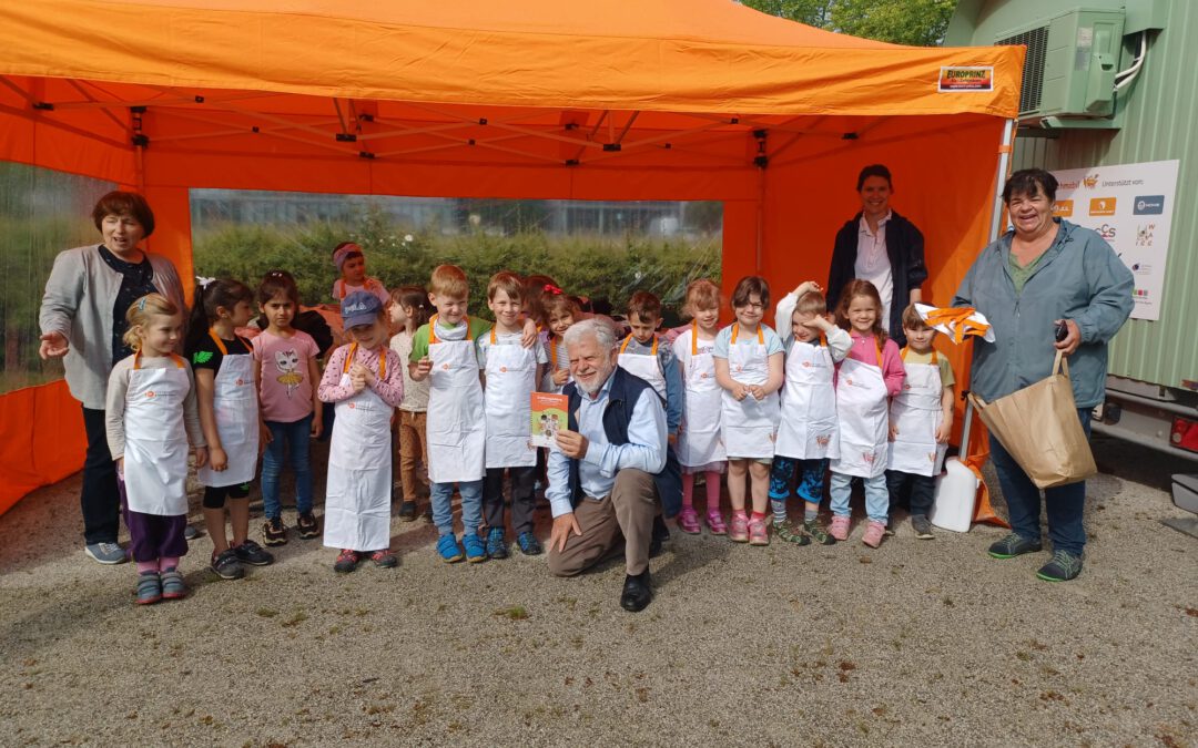 JUL-Kindergärten erhalten Kochschürzen von der Stiftung Kinderplanet in Julchens Kochmobil auf der Ega